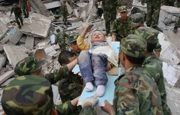 汶川地震的敬礼娃娃