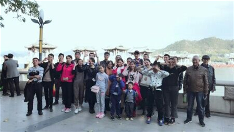 5、广济桥上合影